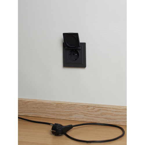 BRITE Розетка 1-местная с заземлением с защитными шторками и крышкой 16А IP44 РСбш10-3-44-БрГ графит IEK BRITE Розетка 1-местная с заземлением с защитными шторками и крышкой 16А IP44 РСбш10-3-44-БрГ графит IEK
