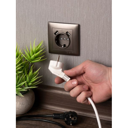 Валенсия лиц. панель розетки 1-местной с/з 16А графит с защ. штор. с 2 USB 2,1А EKF Валенсия лиц. панель розетки 1-местной с/з 16А графит с защ. штор. с 2 USB 2,1А EKF