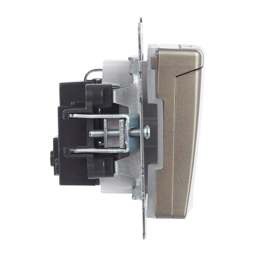 BRITE Розетка 1-местная с заземлением с защитными шторками и крышкой 16А IP44 РСбш10-3-44-БрШ шампань IEK BRITE Розетка 1-местная с заземлением с защитными шторками и крышкой 16А IP44 РСбш10-3-44-БрШ шампань IEK