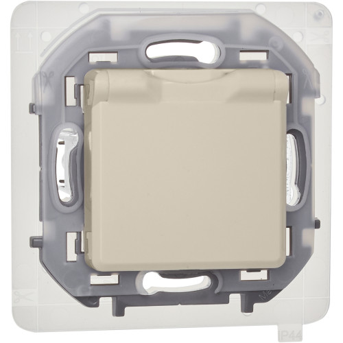 INSPIRIA Розетка 1-местная с заземлением с защитными шторками и крышкой 16А IP44 слоновая кость
