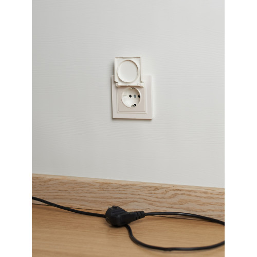 BRITE Розетка 1-местная с заземлением с защитными шторками и крышкой 16А IP44 РСбш10-3-44-БрЖ жемчуг IEK BRITE Розетка 1-местная с заземлением с защитными шторками и крышкой 16А IP44 РСбш10-3-44-БрЖ жемчуг IEK