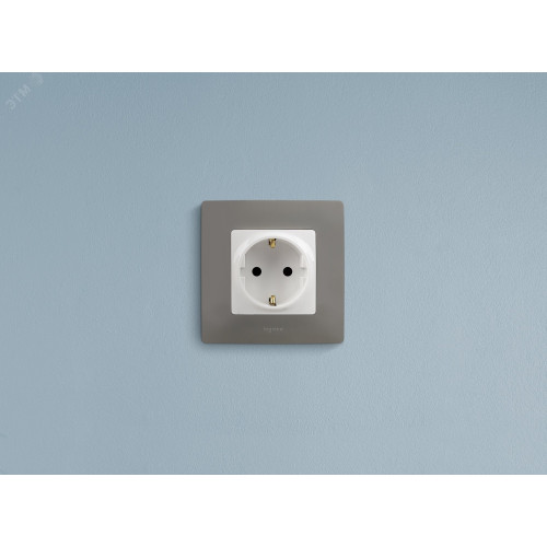 Розетка 1-местная с заземлением с защитными шторками 16А белый ETIKA