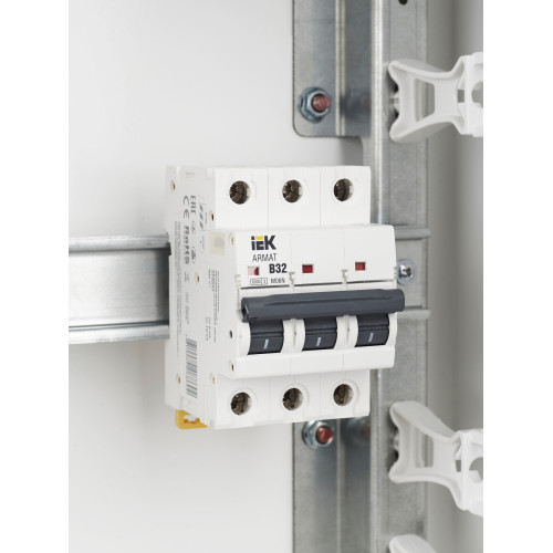 ARMAT Автоматический выключатель M06N 3P B 32А IEK
