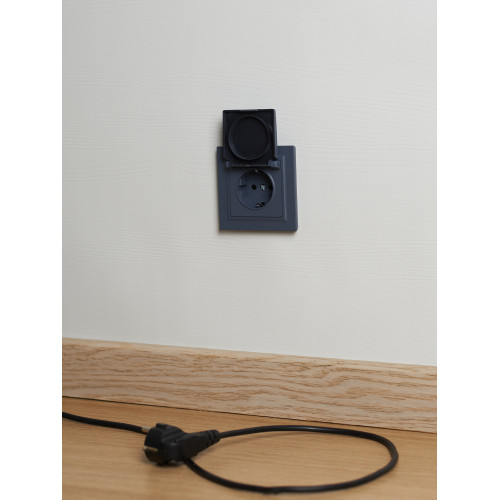 BRITE Розетка 1-местная с заземлением с защитными шторками и крышкой 16А IP44 РСбш10-3-44-БрМ маренго IEK BRITE Розетка 1-местная с заземлением с защитными шторками и крышкой 16А IP44 РСбш10-3-44-БрМ маренго IEK