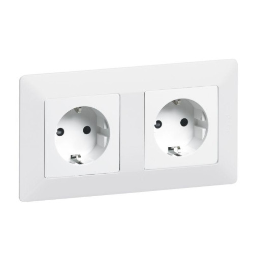Розетка 1-м СП Valena Life 16А IP2X 250В 2P+E безвинтов. клеммы с лицев. панелью механизм бел. Leg 753421 Розетка 1-м СП Valena Life 16А IP2X 250В 2P+E безвинтов. клеммы с лицев. панелью механизм бел. Leg 753421