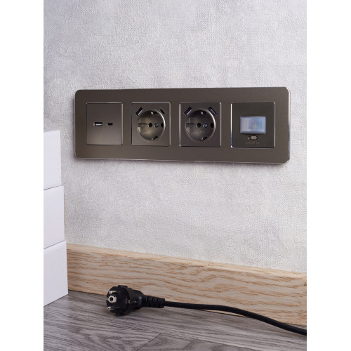 BRITE Розетка 1-местная с заземлением с защитными шторками 16А с USB A+A 5В 2,1А РЮш10-1-БрШ шампань IEK BRITE Розетка 1-местная с заземлением с защитными шторками 16А с USB A+A 5В 2,1А РЮш10-1-БрШ шампань IEK