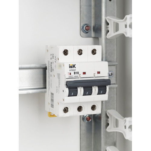 ARMAT Автоматический выключатель M06N 3P B 10А IEK