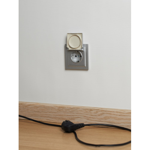 BRITE Розетка 1-местная с заземлением с защитными шторками и крышкой 16А IP44 РСбш10-3-44-БрА алюминий IEK BRITE Розетка 1-местная с заземлением с защитными шторками и крышкой 16А IP44 РСбш10-3-44-БрА алюминий IEK