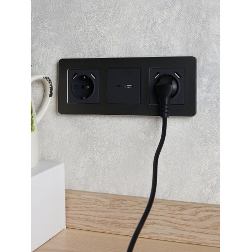 BRITE Розетка 1-местная с заземлением с защитными шторками 16А с USB A+A 5В 3,1А РЮш10-2-БрГ графит IEK BRITE Розетка 1-местная с заземлением с защитными шторками 16А с USB A+A 5В 3,1А РЮш10-2-БрГ графит IEK