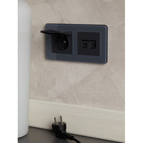 BRITE Розетка 1-местная с заземлением с защитными шторками и крышкой 16А IP20 РСбш10-3-БрГ графит IEK BRITE Розетка 1-местная с заземлением с защитными шторками и крышкой 16А IP20 РСбш10-3-БрГ графит IEK