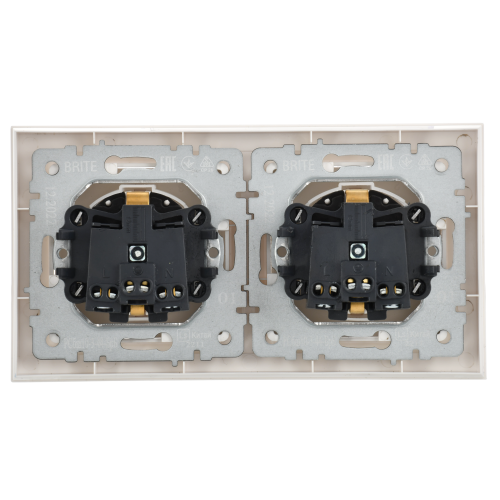 BRITE Комплект 1-местная с заземлением с защитными шторками и крышкой 16А IP44 2 штуки в сборе с двойной рамкой РСбш10-3-44-БрБ белый