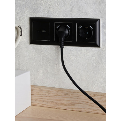BRITE Розетка 1-местная с заземлением с защитными шторками 16А с USB A+A 5В 2,1А РЮш10-1-БрЧ черный IEK BRITE Розетка 1-местная с заземлением с защитными шторками 16А с USB A+A 5В 2,1А РЮш10-1-БрЧ черный IEK