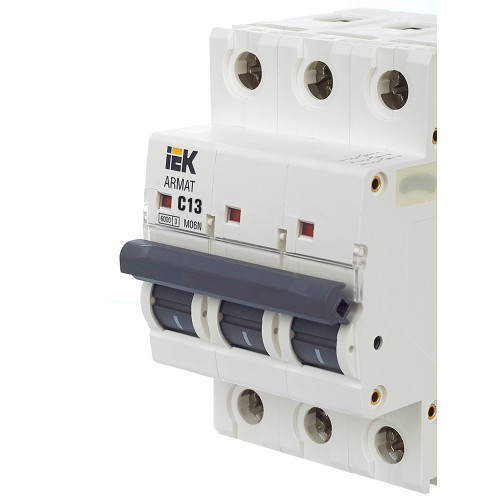 ARMAT Автоматический выключатель M06N 3P C 13А IEK