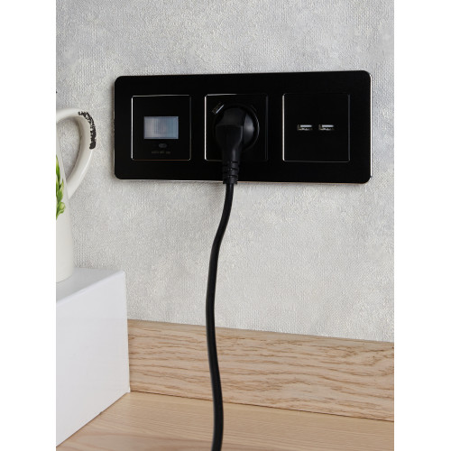 BRITE Розетка 1-местная с заземлением с защитными шторками 16А с USB A+C 18Вт РЮш11-1-БрЧ черный IEK