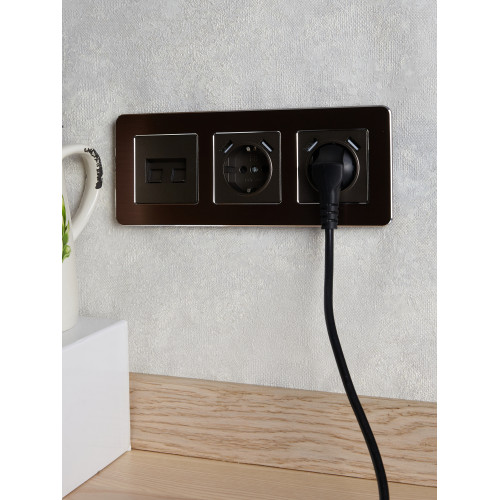 BRITE Розетка 1-местная с заземлением с защитными шторками 16А с USB A+A 5В 2,1А РЮш10-1-БрТБ темная бронза IEK BRITE Розетка 1-местная с заземлением с защитными шторками 16А с USB A+A 5В 2,1А РЮш10-1-БрТБ темная бронза IEK