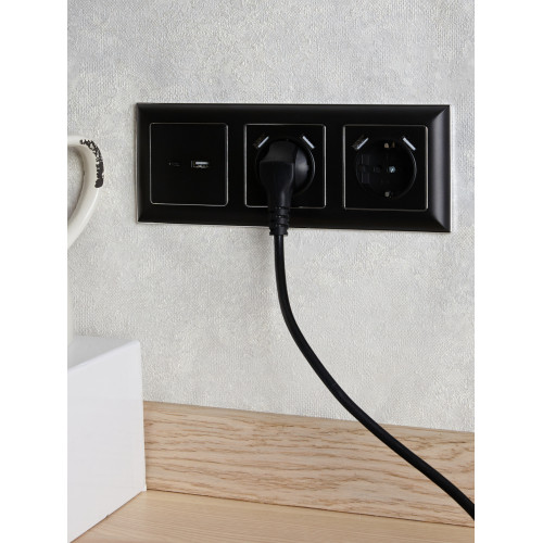 BRITE Розетка 1-местная с заземлением с защитными шторками 16А с USB A+A 5В 3,1А РЮш10-2-БрЧ черный IEK