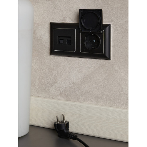 BRITE Розетка 1-местная с заземлением с защитными шторками и крышкой 16А IP20 РСбш10-3-БрЧ черный IEK BRITE Розетка 1-местная с заземлением с защитными шторками и крышкой 16А IP20 РСбш10-3-БрЧ черный IEK