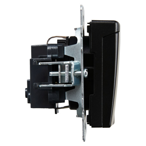 BRITE Розетка 1-местная с заземлением с защитными шторками и крышкой 16А IP20 РСбш10-3-БрЧ черный IEK BRITE Розетка 1-местная с заземлением с защитными шторками и крышкой 16А IP20 РСбш10-3-БрЧ черный IEK