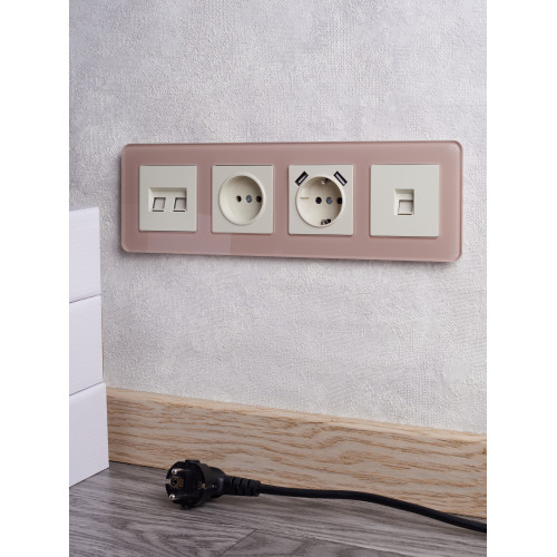 BRITE Рамка 4-местная РУ-4-2-Бр стекло дымчатый RE IEK BRITE Рамка 4-местная РУ-4-2-Бр стекло дымчатый RE IEK