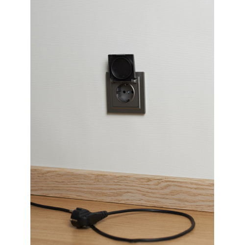 BRITE Розетка 1-местная с заземлением с защитными шторками и крышкой 16А IP44 РСбш10-3-44-БрС сталь IEK BRITE Розетка 1-местная с заземлением с защитными шторками и крышкой 16А IP44 РСбш10-3-44-БрС сталь IEK