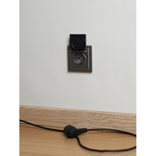 BRITE Розетка 1-местная с заземлением с защитными шторками и крышкой 16А IP20 РСбш10-3-БрС сталь IEK BRITE Розетка 1-местная с заземлением с защитными шторками и крышкой 16А IP20 РСбш10-3-БрС сталь IEK