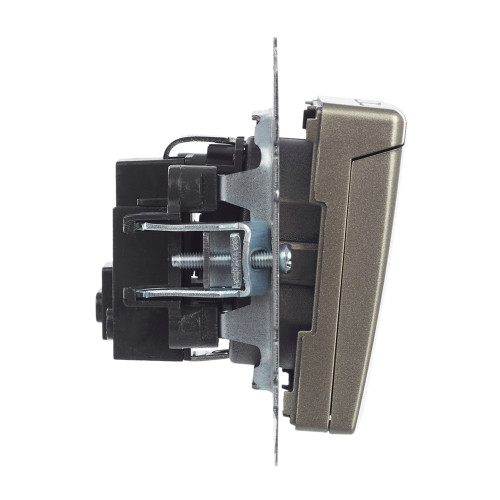 BRITE Розетка 1-местная с заземлением с защитными шторками и крышкой 16А IP20 РСбш10-3-БрШ шампань IEK BRITE Розетка 1-местная с заземлением с защитными шторками и крышкой 16А IP20 РСбш10-3-БрШ шампань IEK